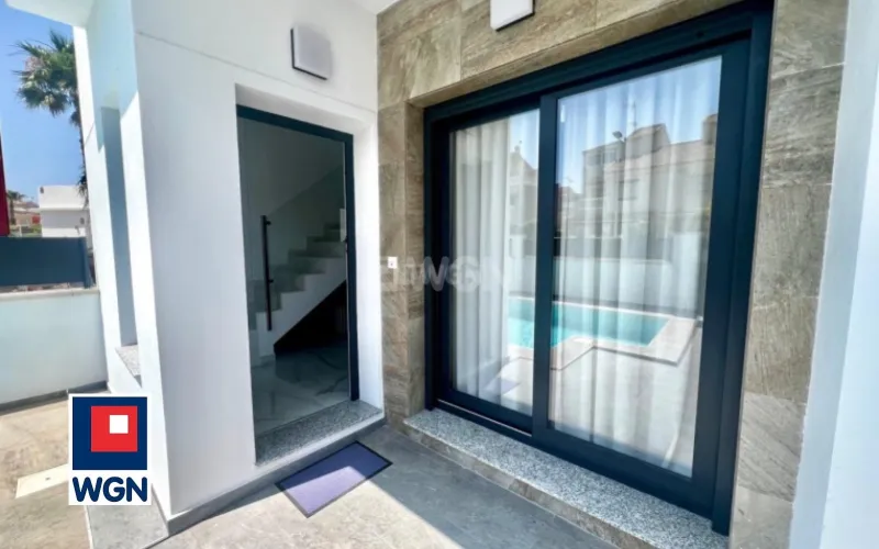 Dom na  sprzedaż Torrevieja - Komfortowy dom z prywatnym basenem, solarium na dachu i widokiem na Różową Lagunę!